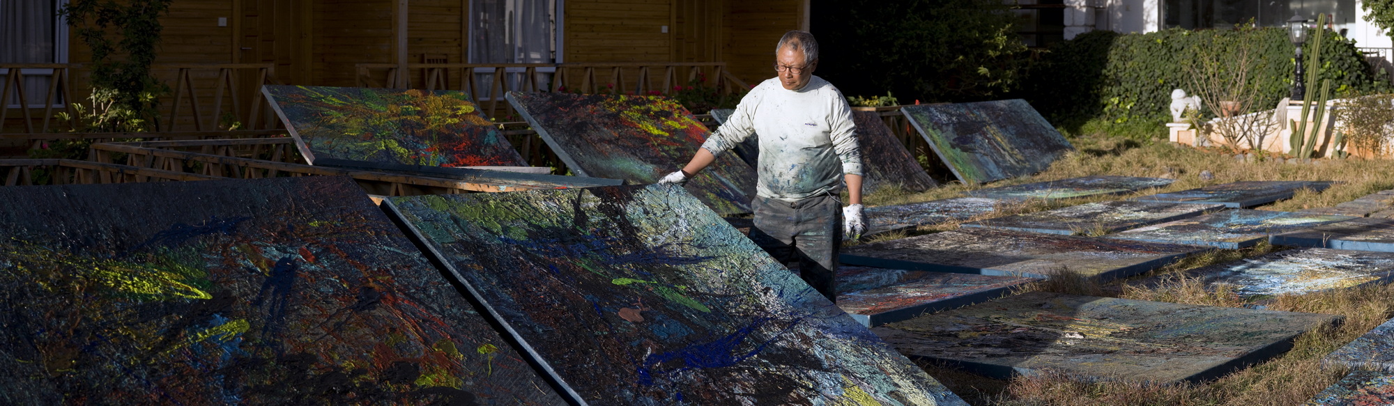 吴训木在工作室创作 / Xunmu Wu at work in the studio