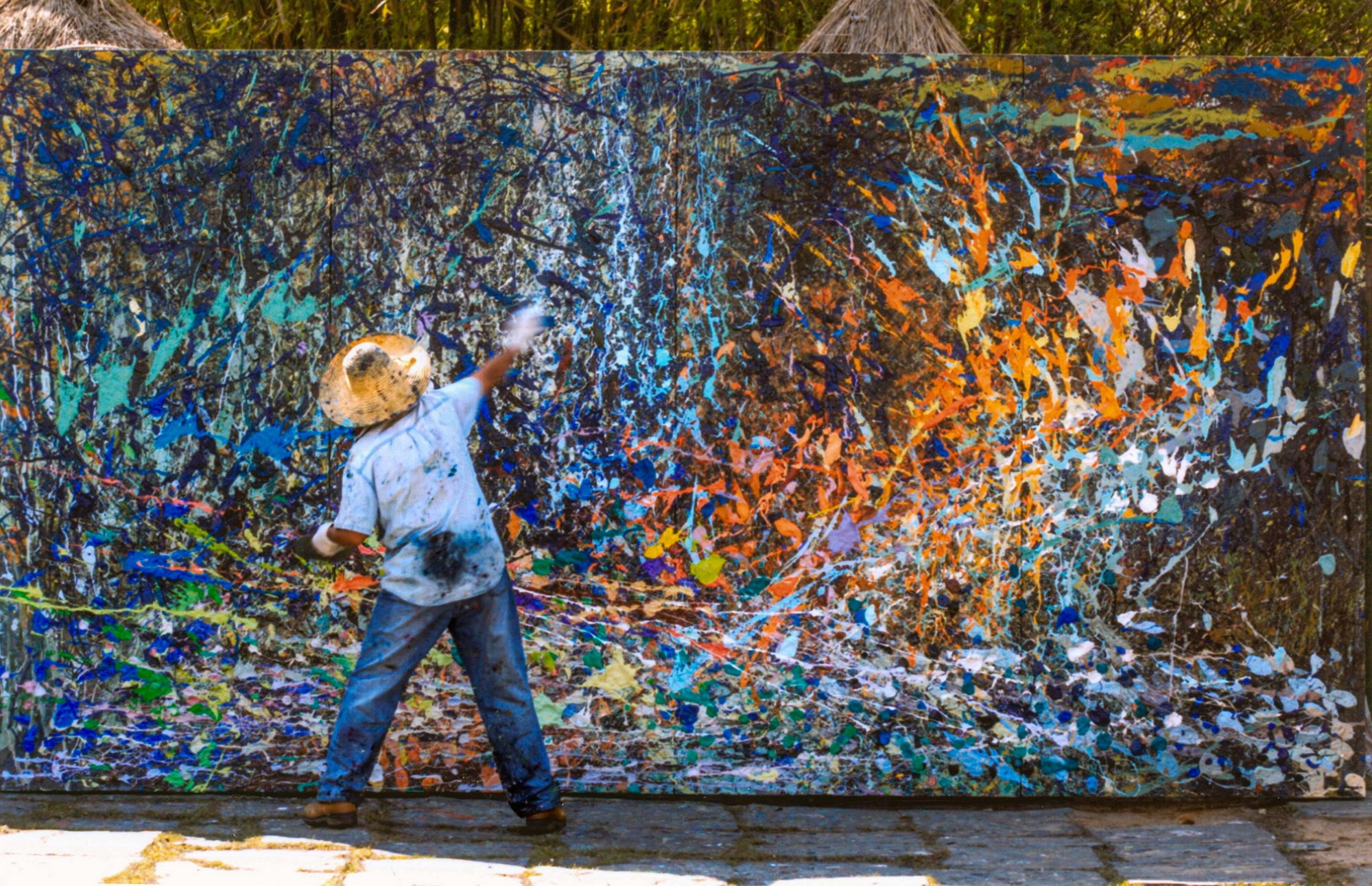 吴训木与其油画作品 / Xunmu Wu with his oil paintings